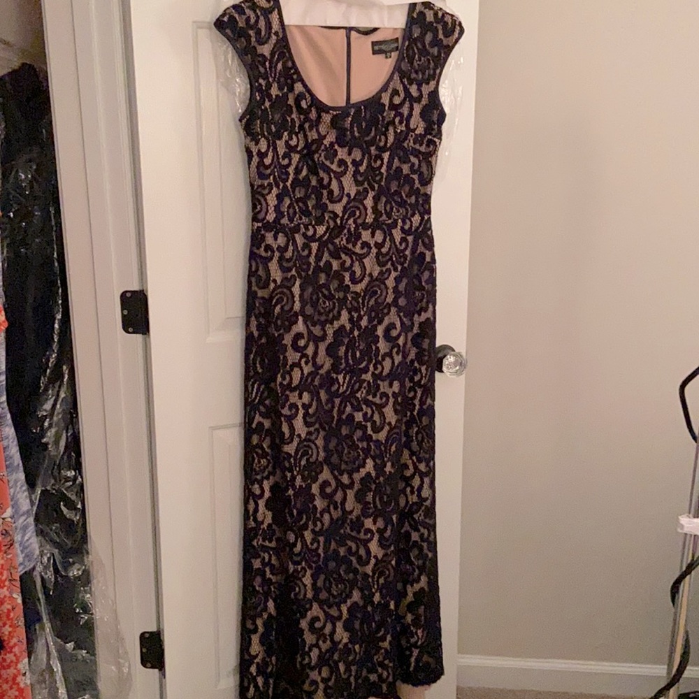 Stunning lace gown with cap sleeve and hourglass shape